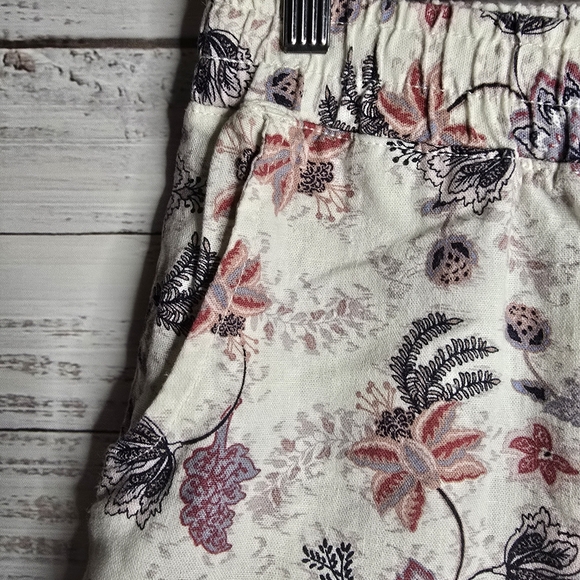 Maurices White and Red Floral Women's Pull On Shorts With Pockets Size Small - Picture 3 of 5